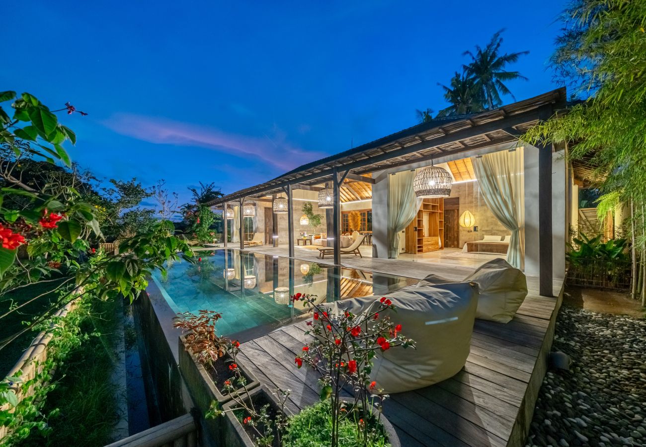 Villa in Tabanan - Villa Gaia - Enormous 2BR Villa with Big Garden & Modern Design