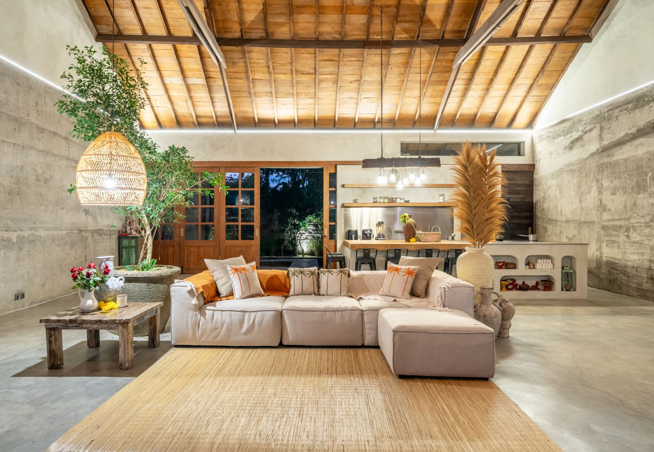 Villa in Tabanan - Villa Gaia - Enormous 2BR Villa with Big Garden & Modern Design