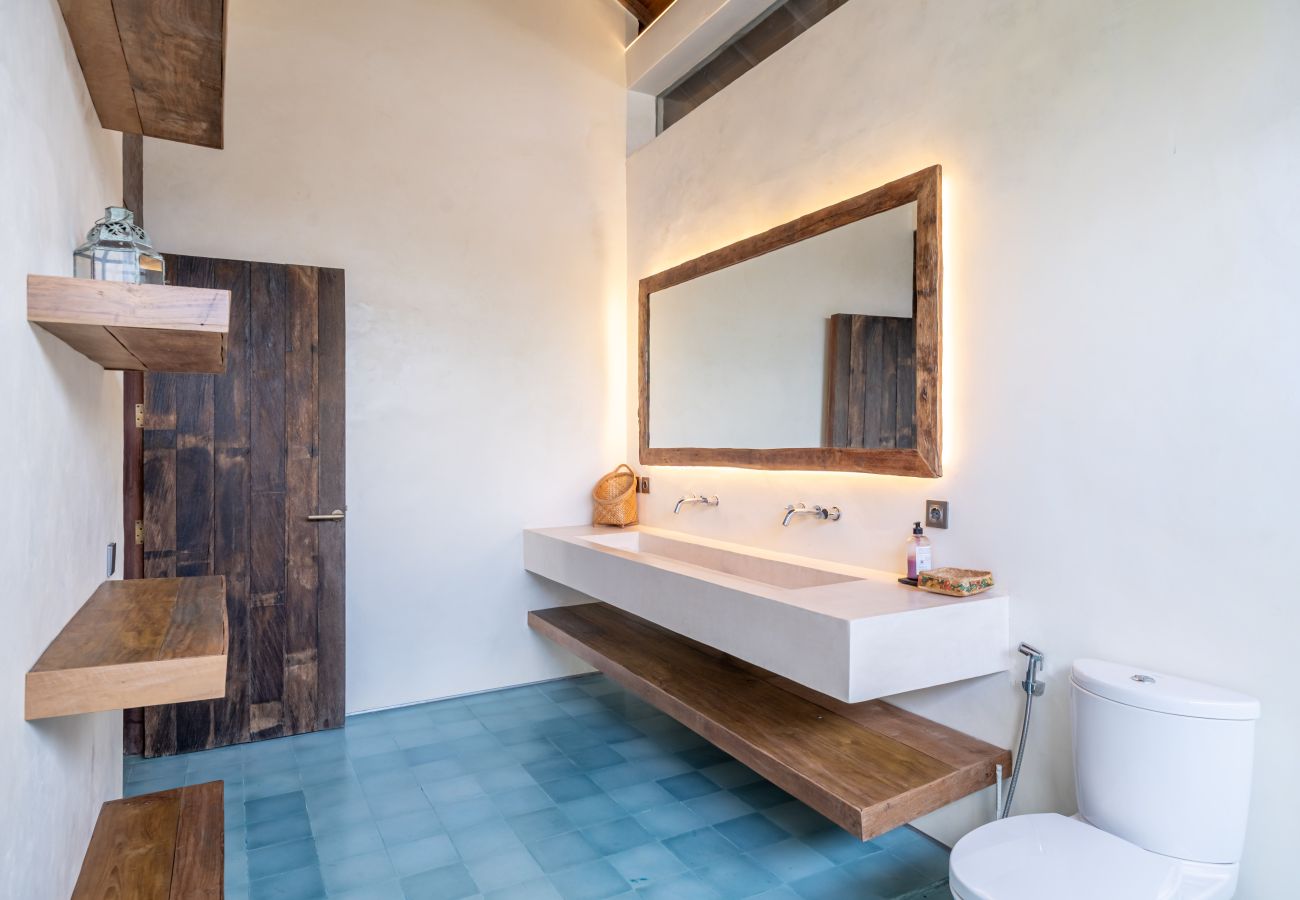 Villa in Tabanan - Villa Gaia - Enormous 2BR Villa with Big Garden & Modern Design