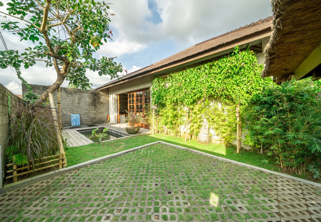 Villa in Tabanan - Villa Gaia - Enormous 2BR Villa with Big Garden & Modern Design