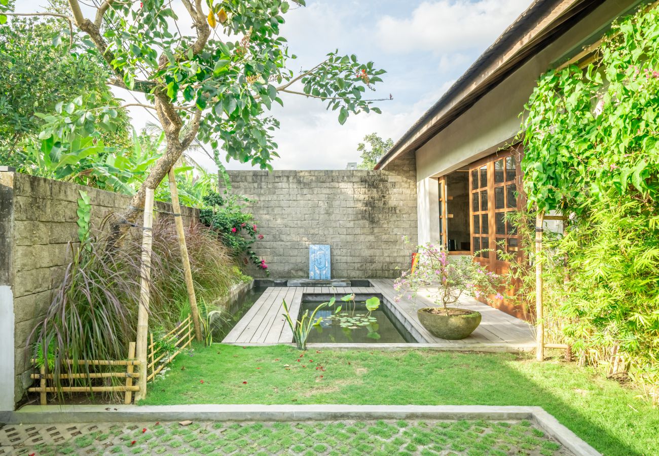 Villa in Tabanan - Villa Gaia - Enormous 2BR Villa with Big Garden & Modern Design