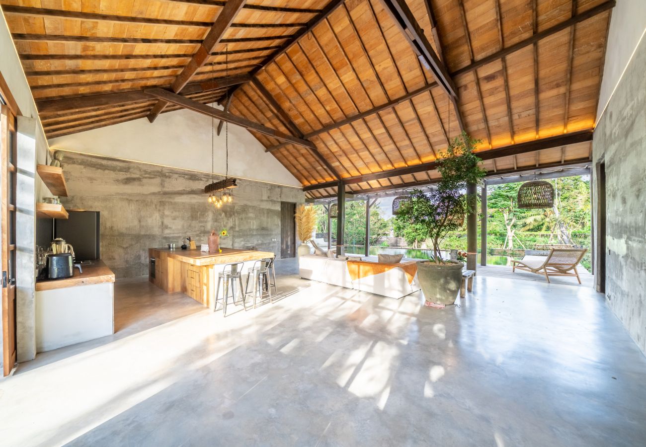 Villa in Tabanan - Villa Gaia - Enormous 2BR Villa with Big Garden & Modern Design
