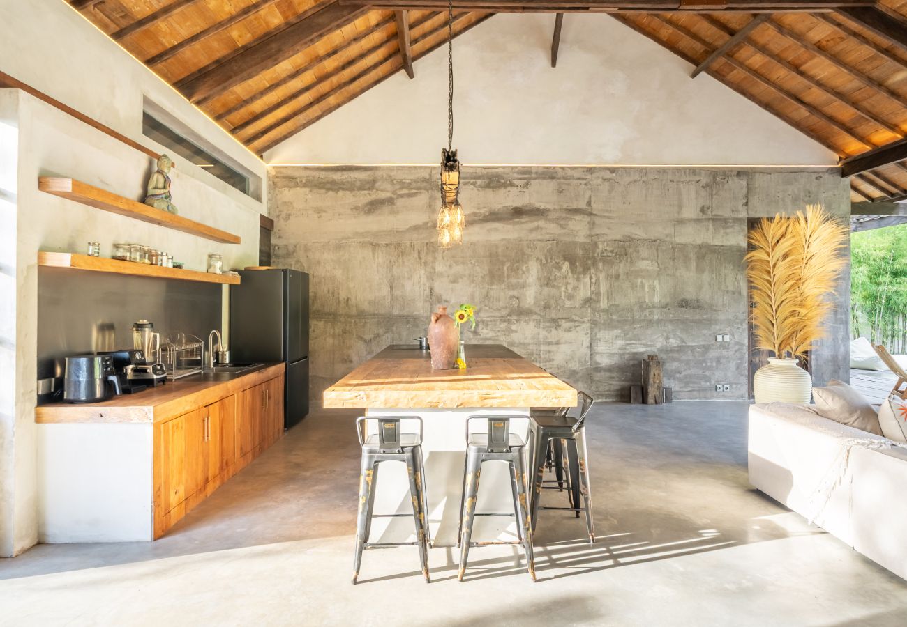 Villa in Tabanan - Villa Gaia - Enormous 2BR Villa with Big Garden & Modern Design