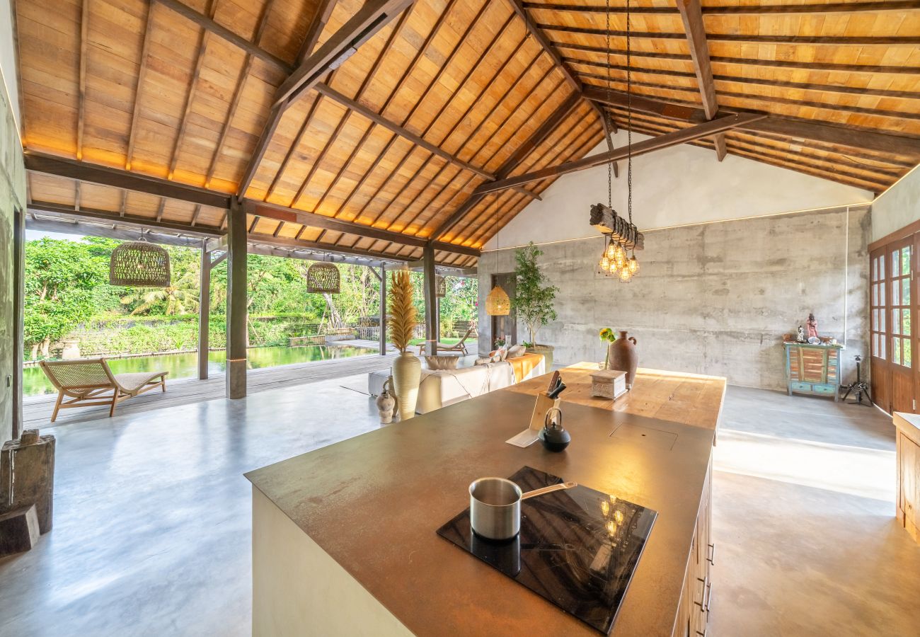 Villa in Tabanan - Villa Gaia - Enormous 2BR Villa with Big Garden & Modern Design