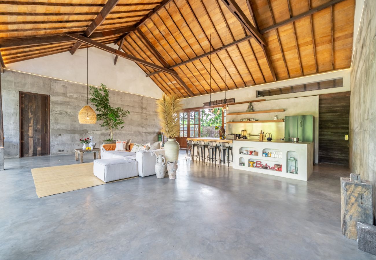 Villa in Tabanan - Villa Gaia - Enormous 2BR Villa with Big Garden & Modern Design