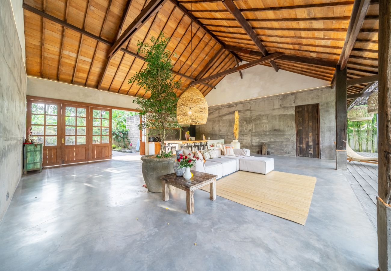 Villa in Tabanan - Villa Gaia - Enormous 2BR Villa with Big Garden & Modern Design