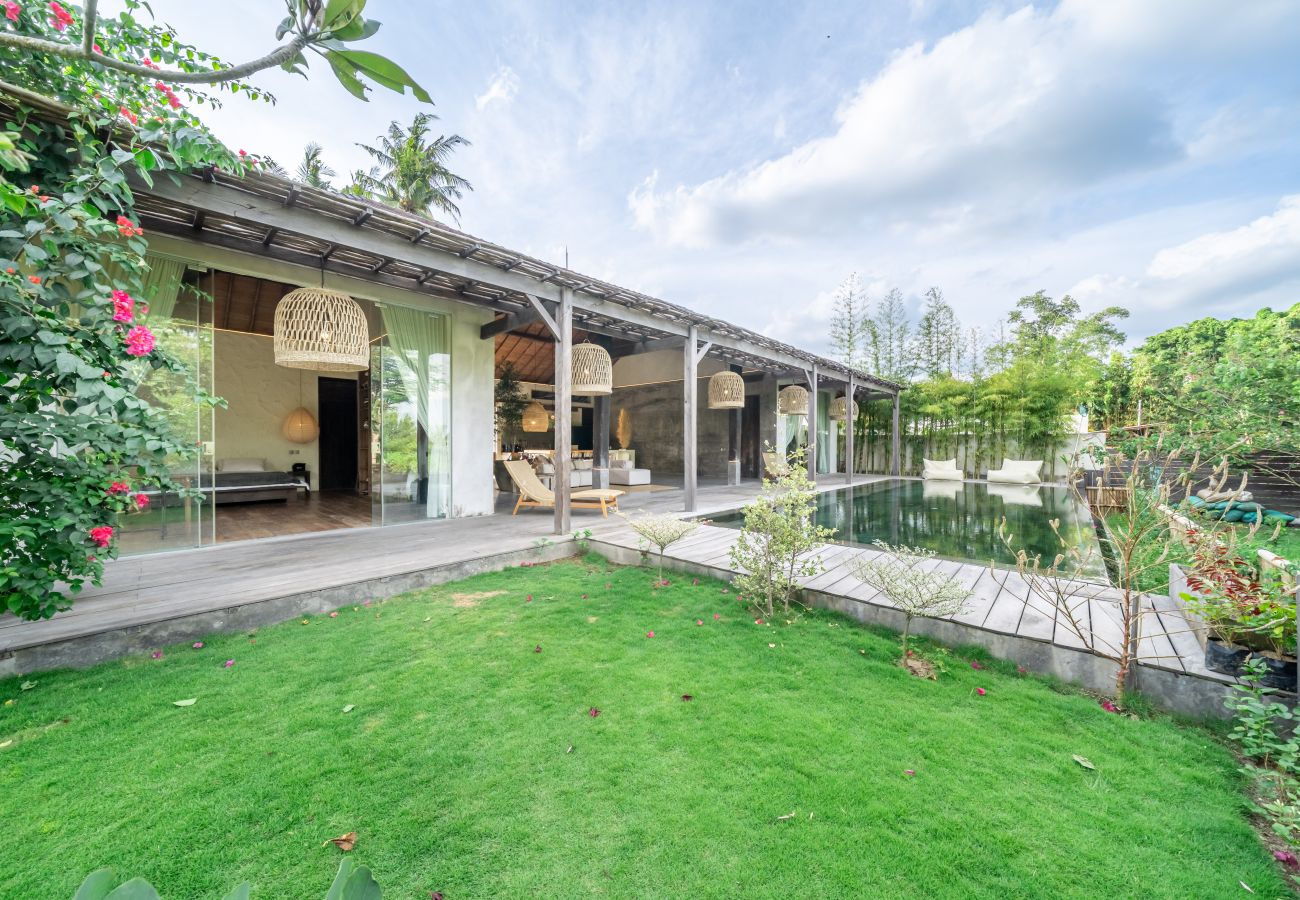 Villa in Tabanan - Villa Gaia - Enormous 2BR Villa with Big Garden & Modern Design