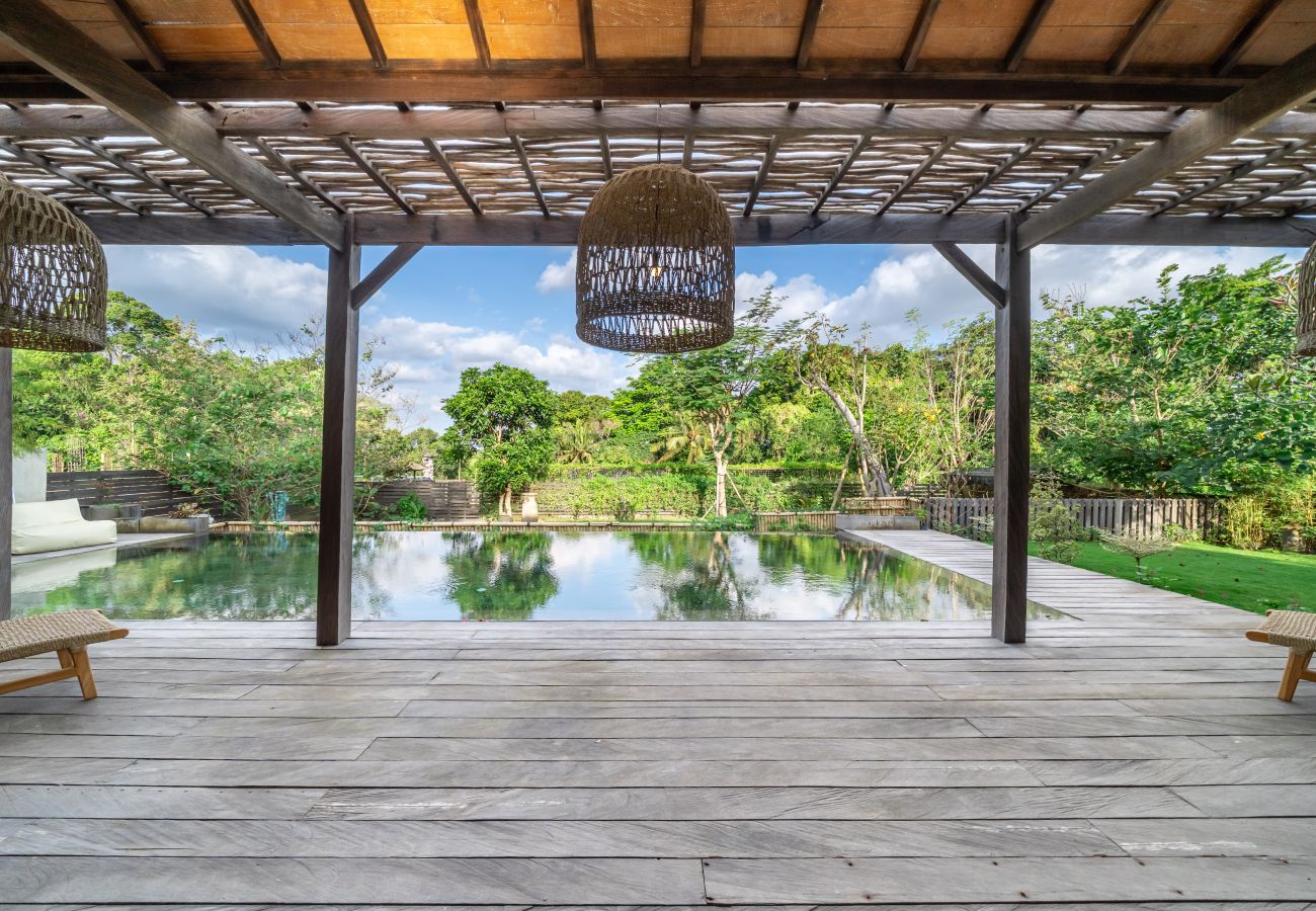 Villa in Tabanan - Villa Gaia - Enormous 2BR Villa with Big Garden & Modern Design
