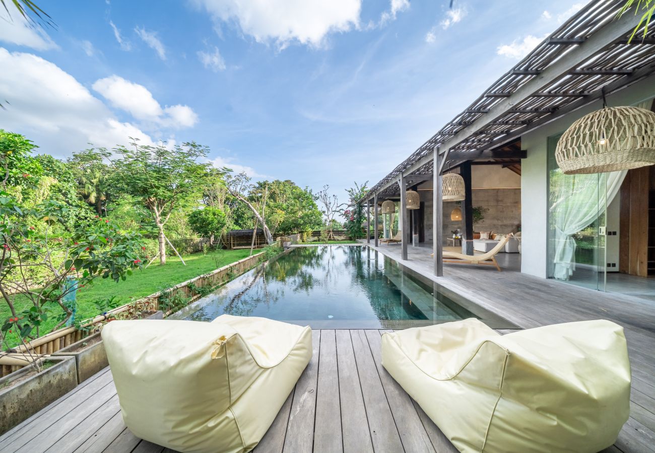 Villa in Tabanan - Villa Gaia - Enormous 2BR Villa with Big Garden & Modern Design