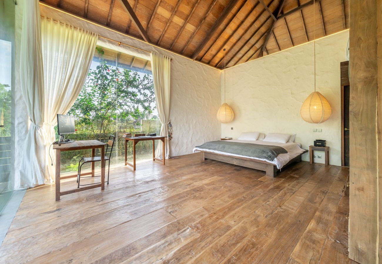 Villa in Tabanan - Villa Gaia - Enormous 2BR Villa with Big Garden & Modern Design
