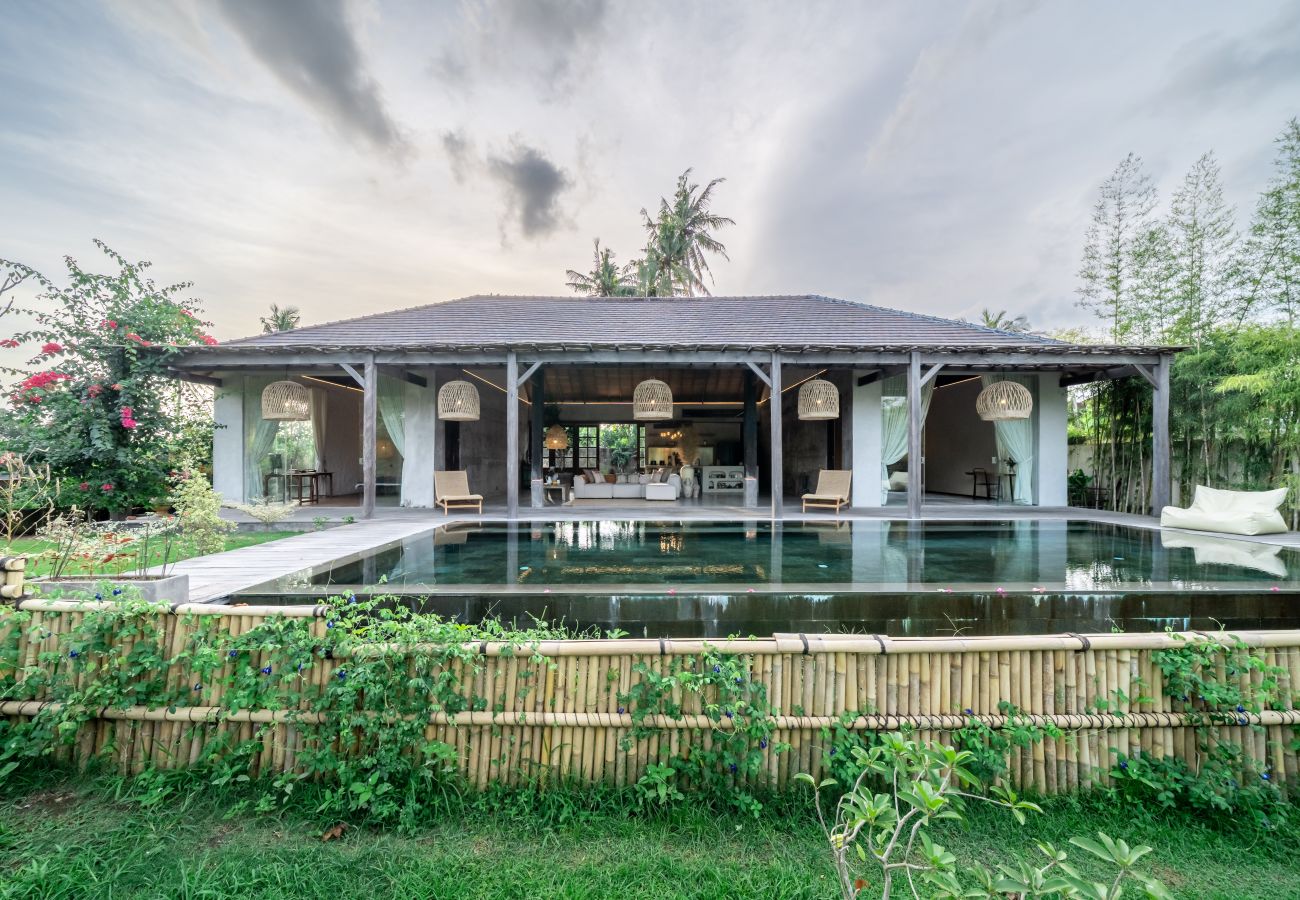 Villa in Tabanan - Villa Gaia - Enormous 2BR Villa with Big Garden & Modern Design