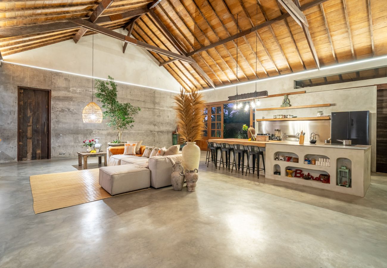 Villa in Tabanan - Villa Gaia - Enormous 2BR Villa with Big Garden & Modern Design