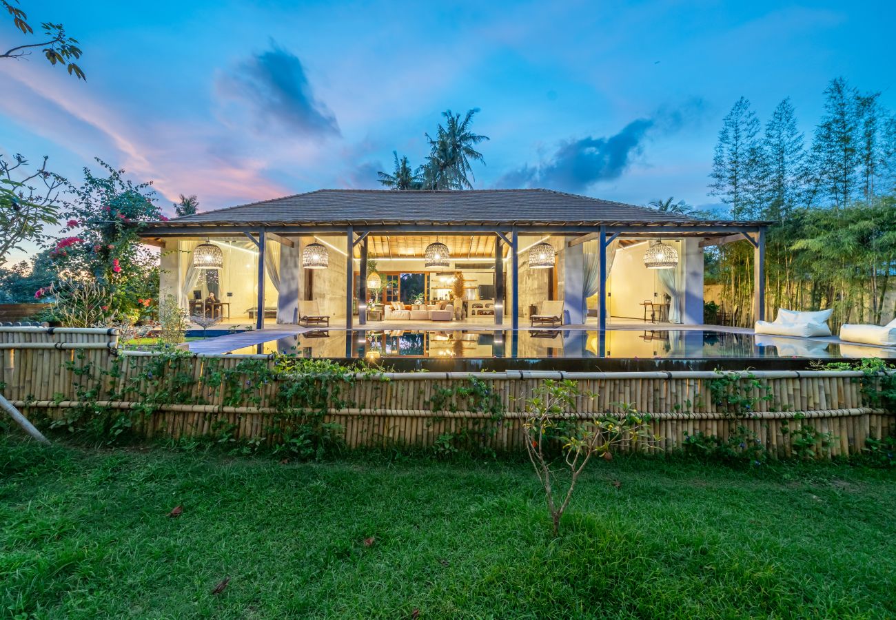 Villa in Tabanan - Villa Gaia - Enormous 2BR Villa with Big Garden & Modern Design