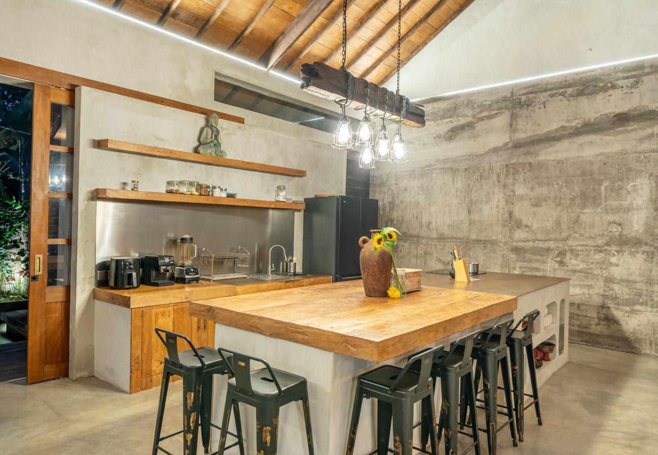 Villa in Tabanan - Villa Gaia - Enormous 2BR Villa with Big Garden & Modern Design