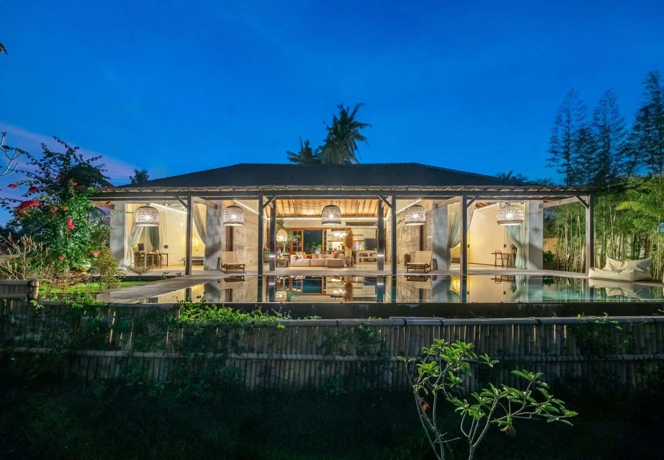 Villa in Tabanan - Villa Gaia - Enormous 2BR Villa with Big Garden & Modern Design