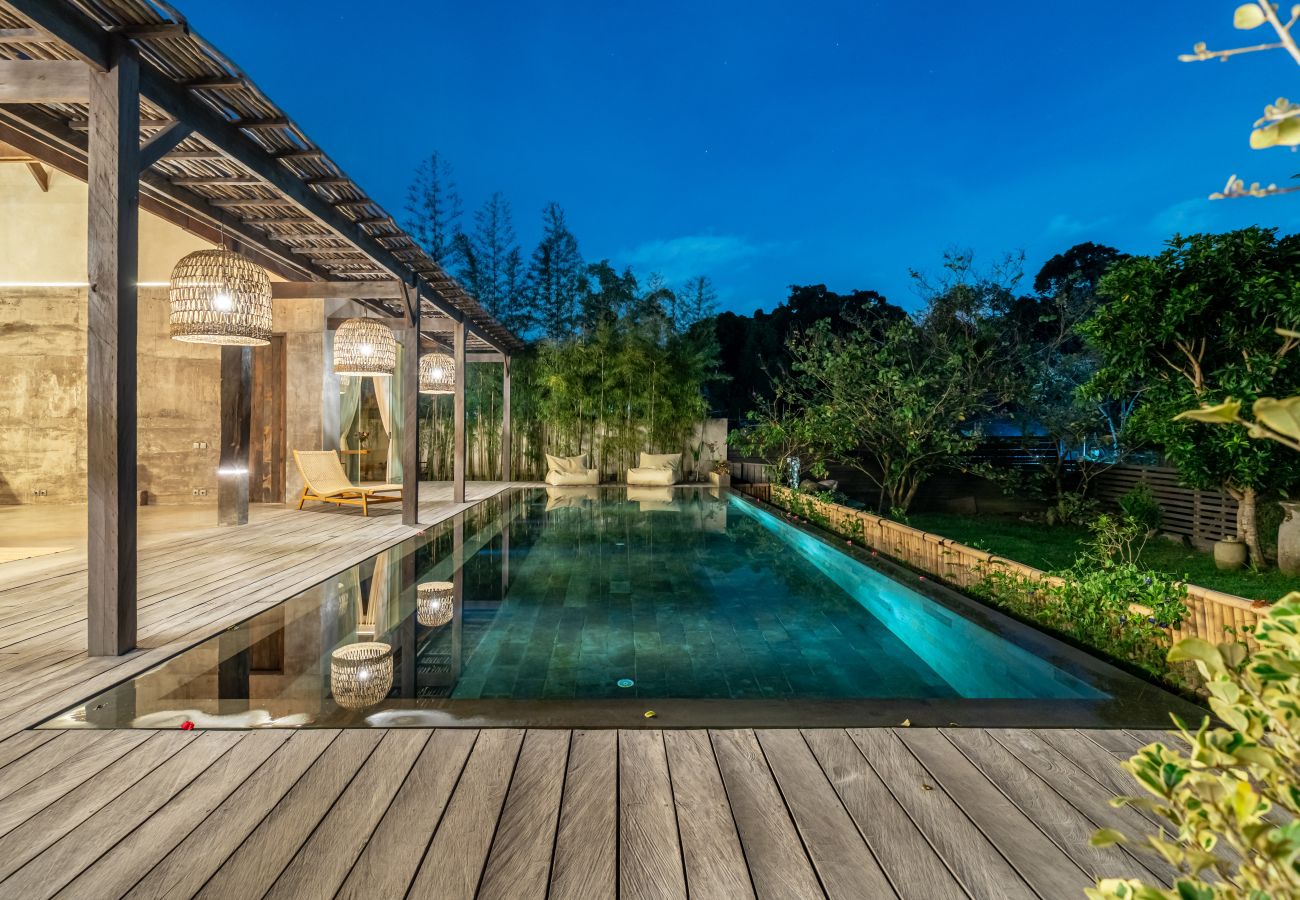Villa in Tabanan - Villa Gaia - Enormous 2BR Villa with Big Garden & Modern Design